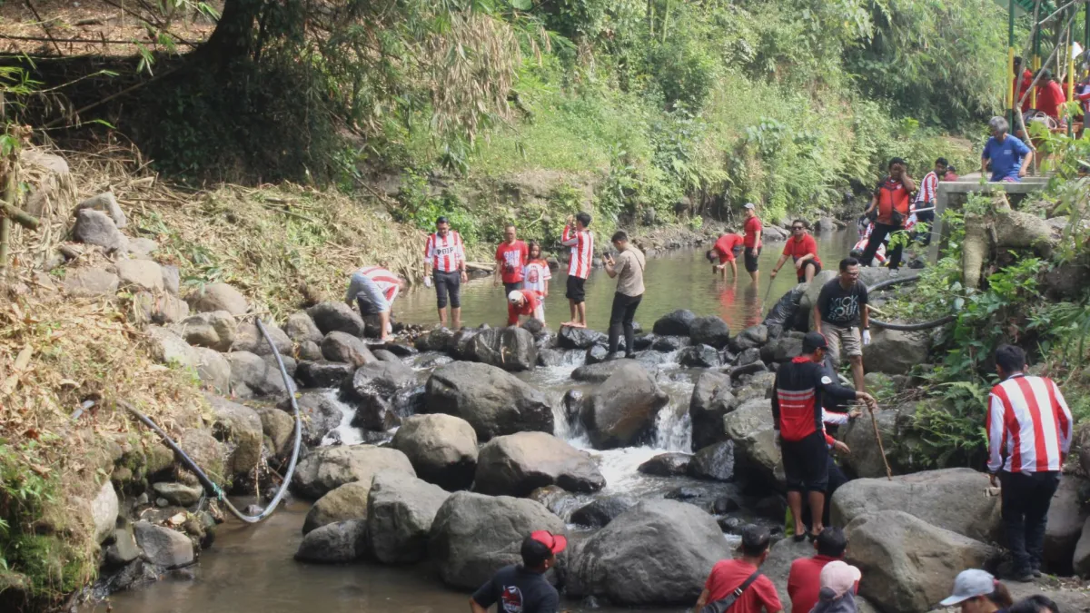 PDI Perjuangan Sleman Libatkan Gen Z Bersihkan Sungai dan Tanam Pohon pada Bulan Bung Karno