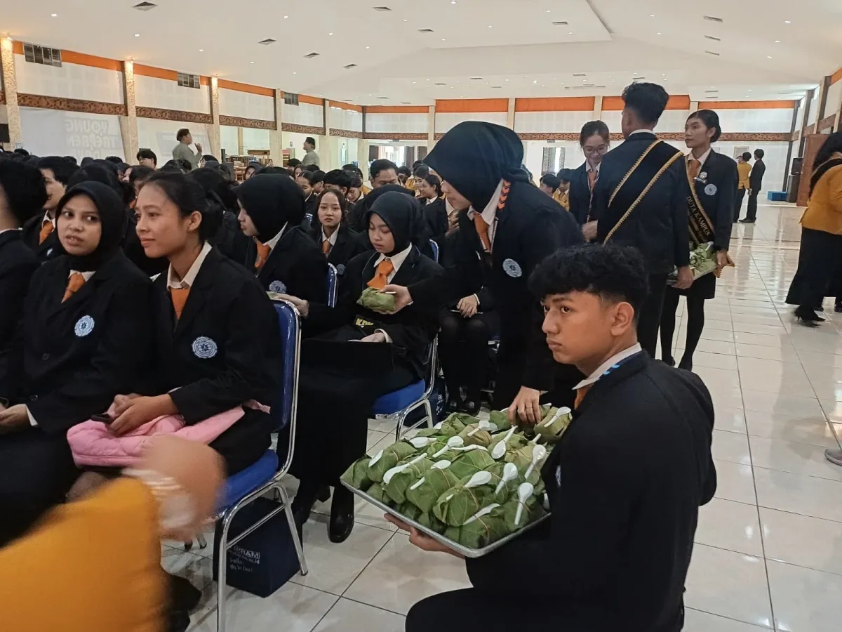 Kuliah Perdana Mahasiswa Baru STIPRAM Diawali Makan Sego Berkat, Kenalkan Budaya Jawa